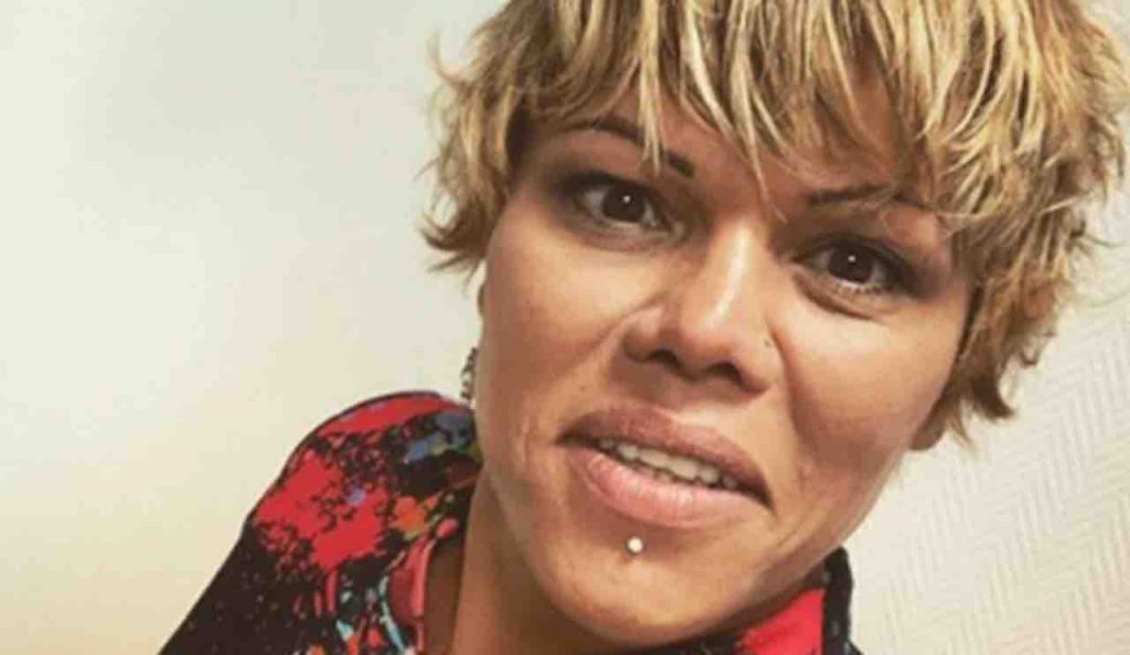 Floriana Secondi come non l’avete mai vista: vestitino rosso attillato e tacchi a spillo, pazzesca