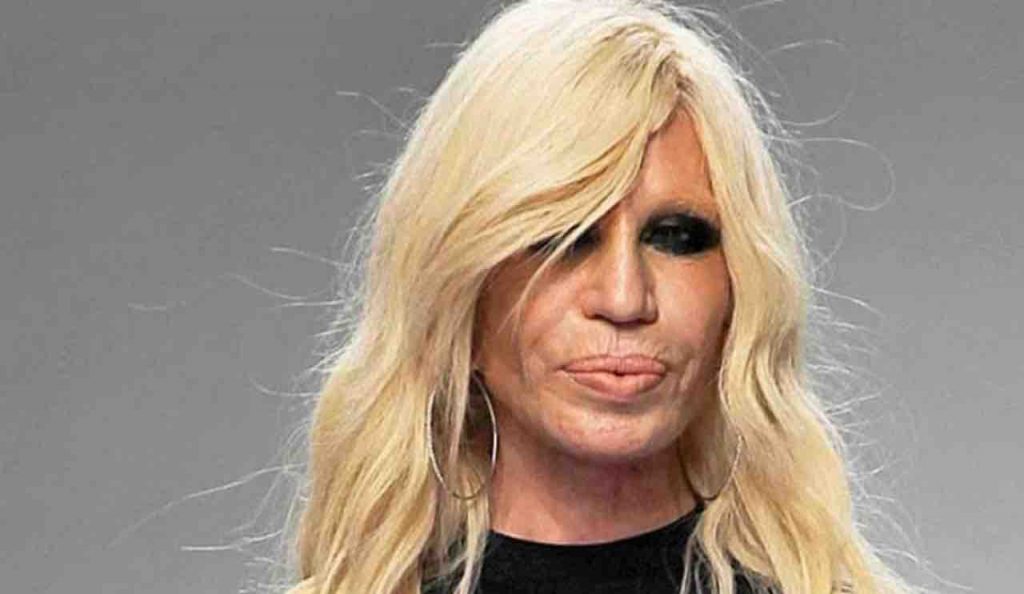 Donatella Versace compie 67 anni e festeggia con un vestito trasparente: eccola pazzesca
