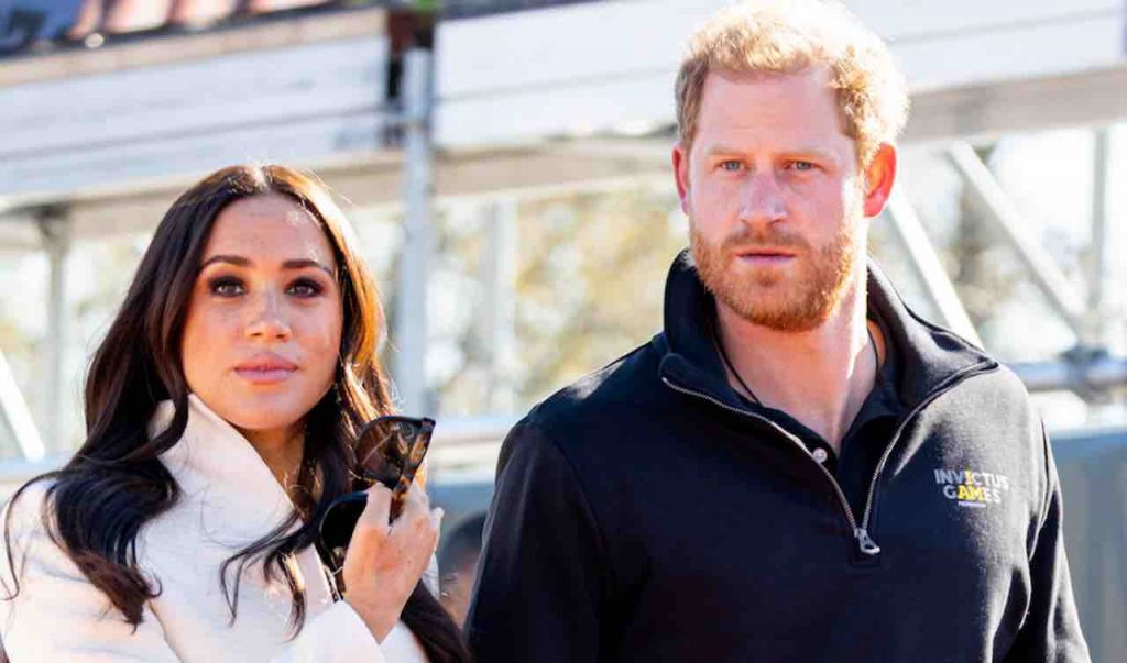 “A cosa si sono ridotti per soldi…”Harry e Meghan imbarazzo a Corte