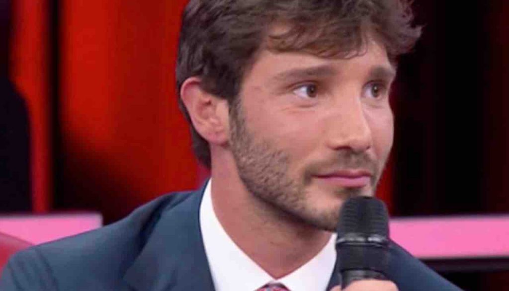 “Ci sono le basi per fare la richiesta di accompagnamento”. L’ira su Stefano De Martino dei disabili