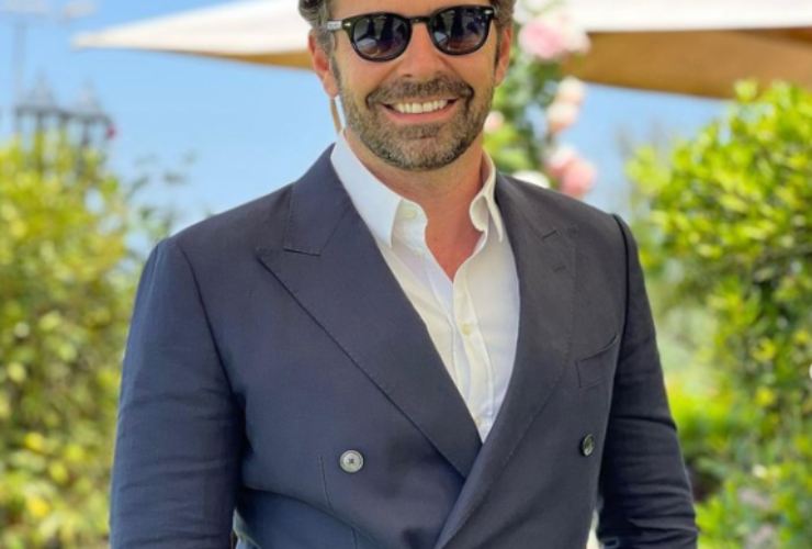 Alberto Matano: boom di like per il suo look elegantissimo. Foto Instagram