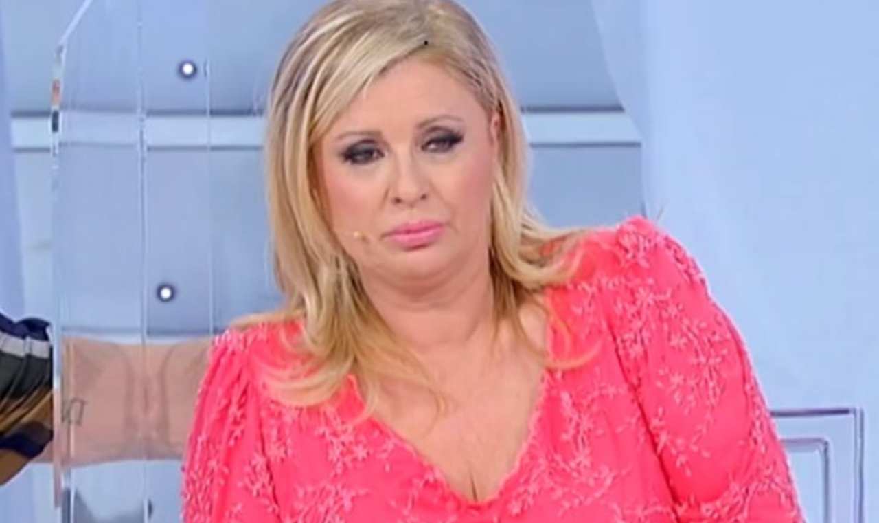 Tina Cipollari in lacrime a Uomini e Donne: l’opinionista non riesce a trattenere l’emozione