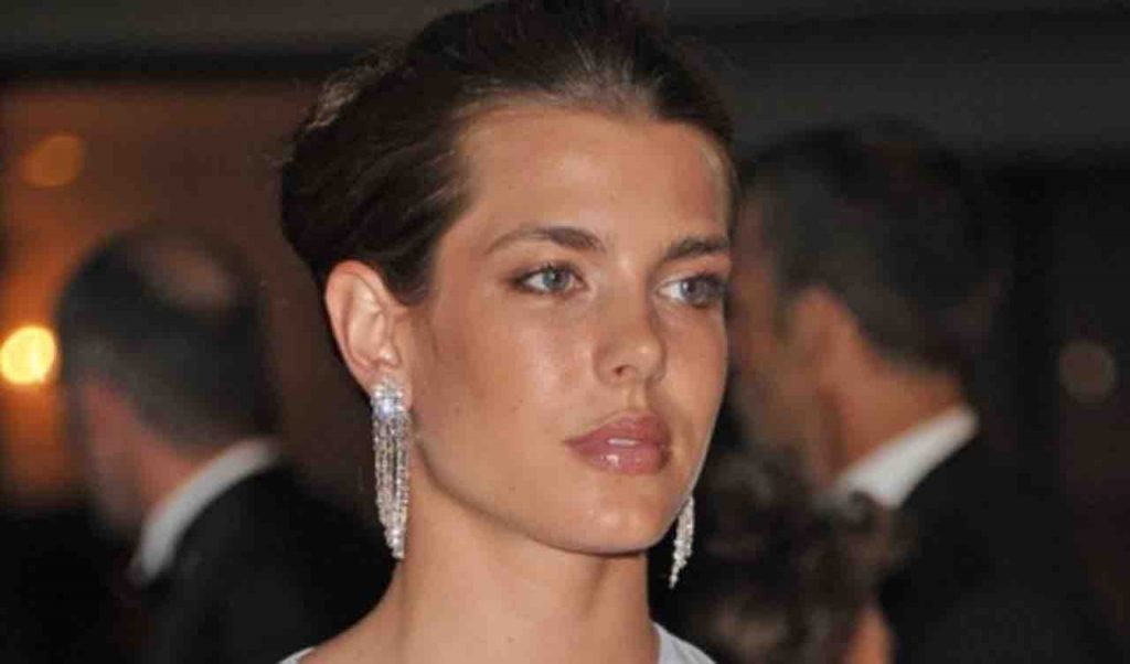 Charlotte Casiraghi a spasso per Roma: eccola bellissima con vestitino corto