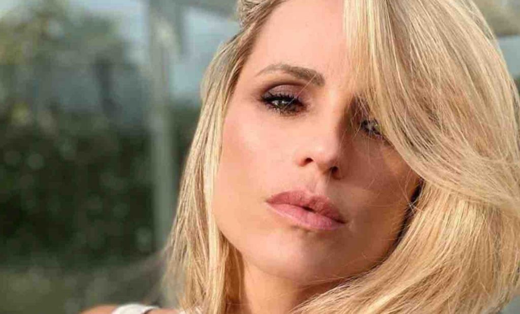 Michelle Hunziker dice addio al biondo, caschetto rosso accesso: eccola trasformata