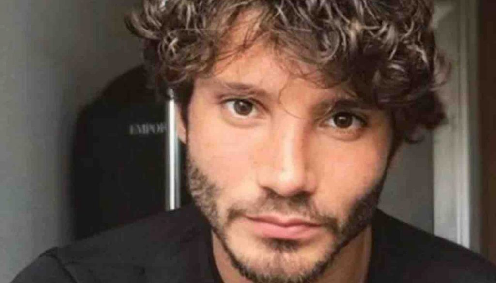 Stefano De Martino bellissimo in abito da sposo: matrimonio a sorpresa, eccolo