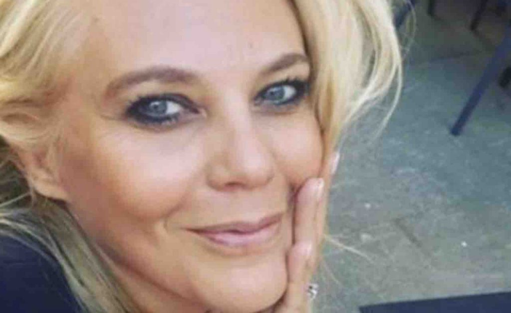 Eleonora Daniele in costume, capelli bagnati, bellissima | La versione estiva della conduttrice