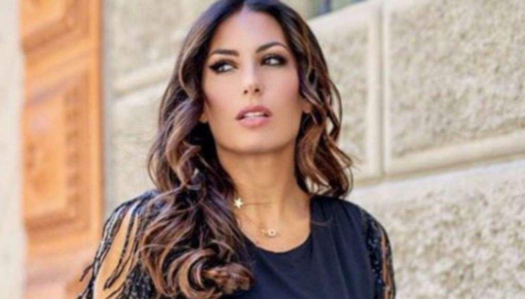 Elisabetta Gregoraci: scollatura da urlo, si vede quasi tutto | Foto