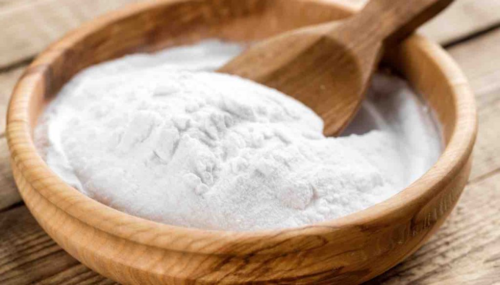 Lascia un bicchiere di bicarbonato nel frigorifero: quello che accade è sconvolgente