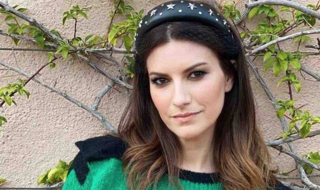 Laura Pausini divina alla sfilata Valentino: perfetta in rosso