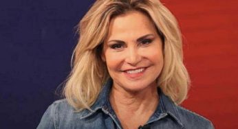 Simona Ventura al mare, il costume intero è il must-have dell’estate 2022