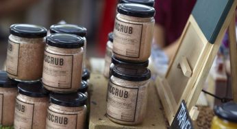 Salute, per una pelle più giovane e brillante: 5 scrub naturali