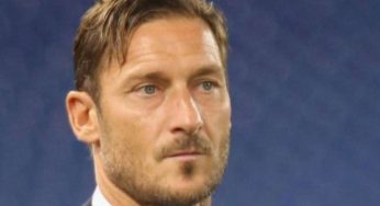 Totti alla Partita del Cuore, quel dettaglio alla mano non passa inosservato