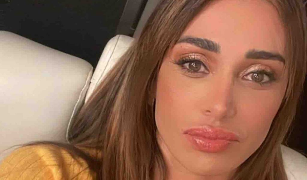 Belen Rodriguez sgridata da Santiago: “Lo fai 300 volte al giorno” | La reazione della showgirl
