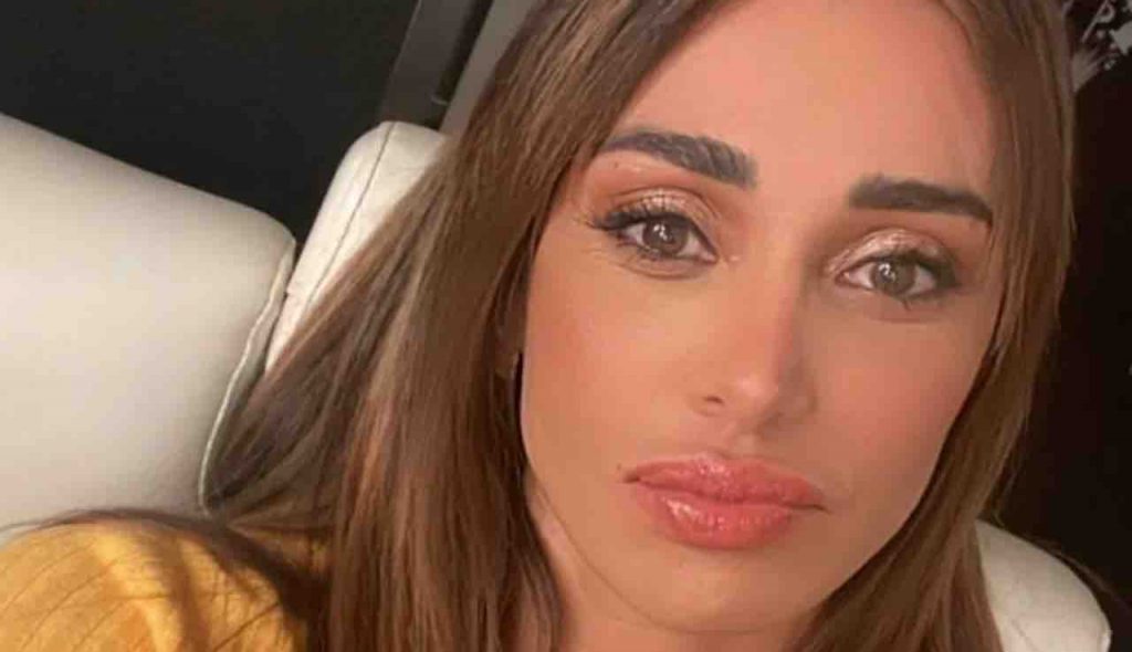 Belen Rodriguez dimentica il costume: la foto al mare senza veli