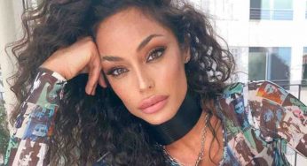 Raffaella Fico esce così dall’idromassaggio: corpo statuario, bellissima | Lo scatto che ha infuocato il web