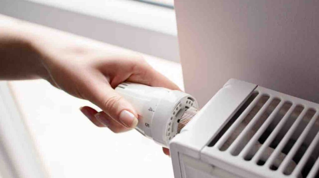 Risparmio energetico, lavatrici a meno carico e 1 grado in meno in casa: cosa prevede il piano del governo