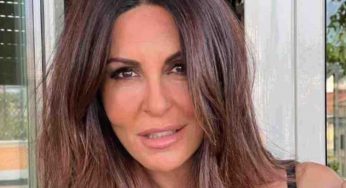 Sabrina Ferilli come una ragazzina: jeans strappati, moda all’ultimo grido | Lo scatto sui social