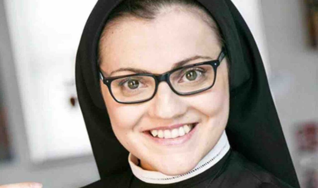 Suor Cristina come non l’avete mai vista: gonna cortissima e pancia scoperta | La reazione dei fan