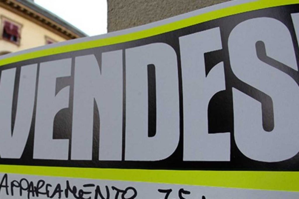 Abbandonato da più di 30 anni: villaggio in vendita a “soli” 260mila euro