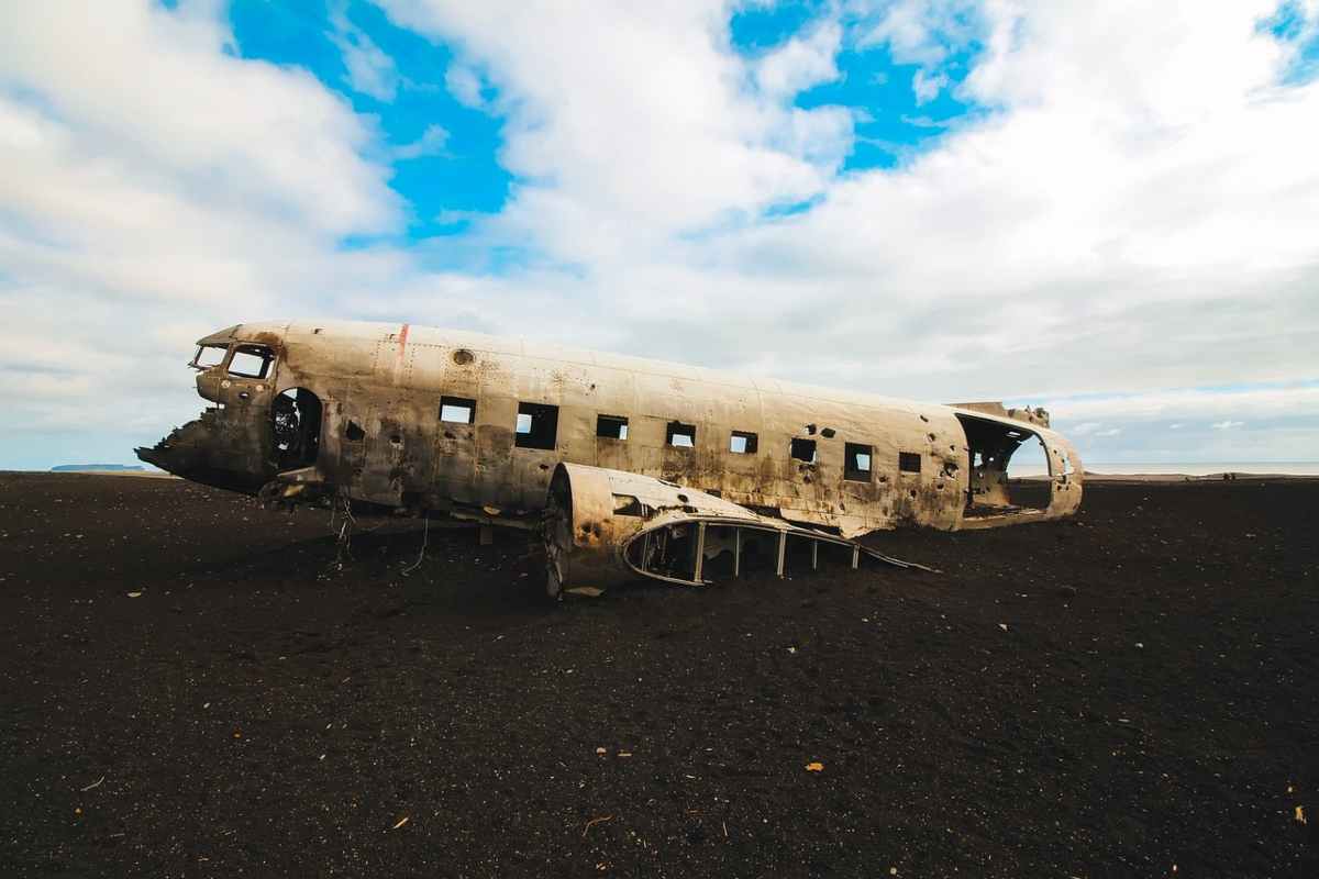 Aereo schiantato al suolo